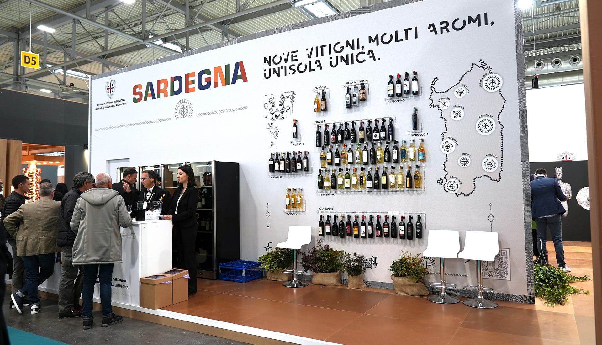 Stand istituzionale con area degustazione a una fiera del turismo